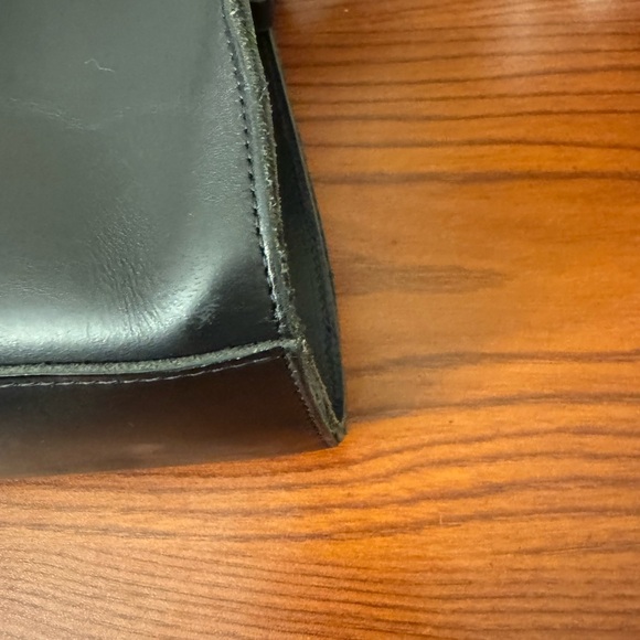 Sleek Black Crossbody Bag with Adjustable Strap - Picture 8 of 9